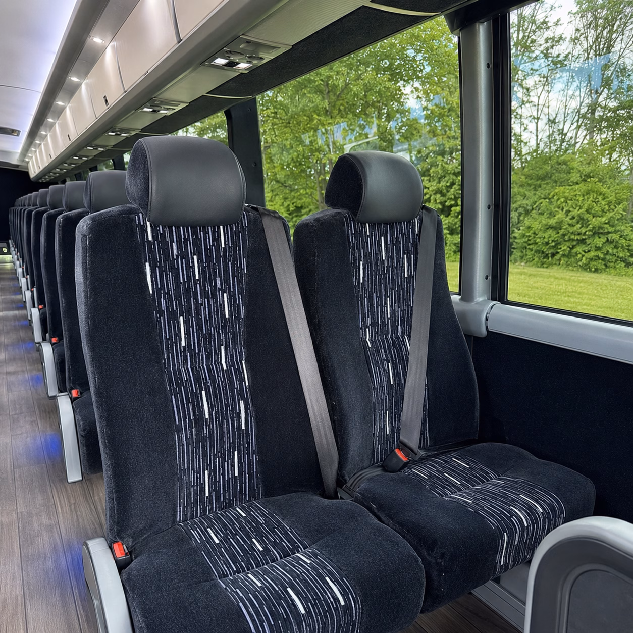 buses to the litchfield hills wine trail from hartford