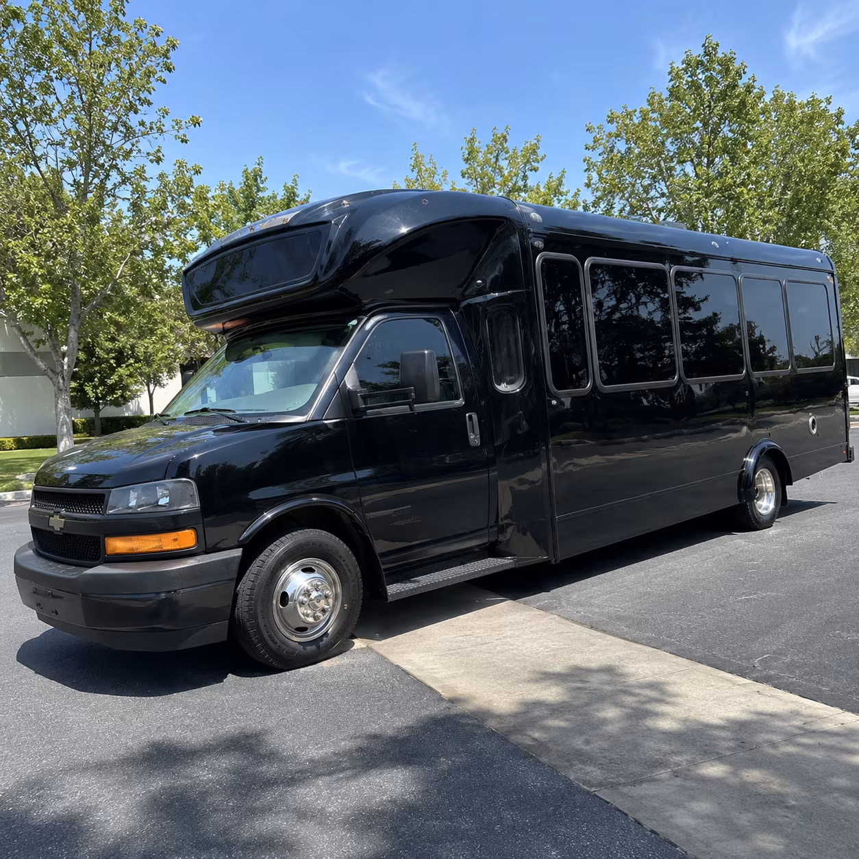hartford 15 passenger party bus